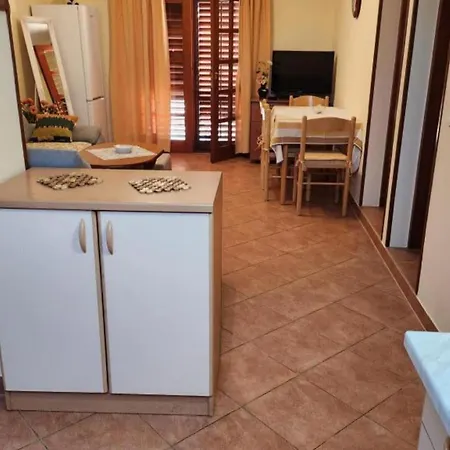 Two Bedroom A2 דירה *