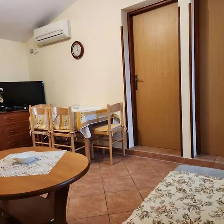 דירה Two Bedroom A2 *